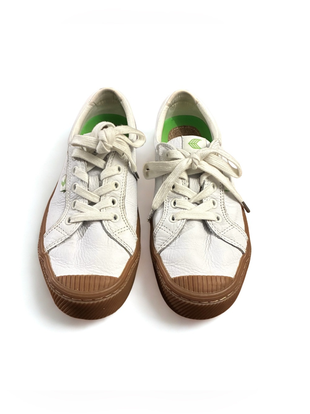 Cariuma White Leather Low-Top Sneakers with Gum Toe Cap – Women’s US 7.5